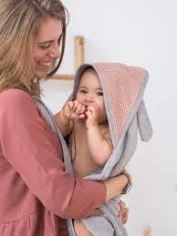 La importancia de una capa de baño para bebé: Protección y comodidad después del baño