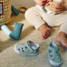 Protege los pies sensibles de tu bebé con sandalias respetuosas y seguras