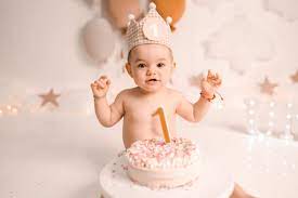 Coronas temáticas para el primer cumpleaños del bebé: Encuentra el diseño perfecto