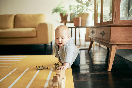 CuÃ¡ndo es el momento adecuado para que los bebÃ©s empiecen a gatear sobre una alfombra especializada