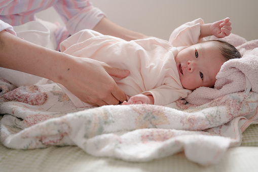 Características y ventajas de las cómodas con cambiador para bebés.