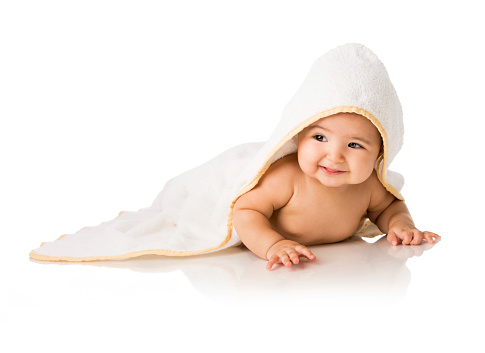¿Se pueden encontrar toallas con capucha con diseños adorables o temáticos para bebés?