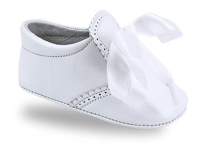 Zapatos bebé bautizo: accesorios esenciales para el vestuario de tu hijo
