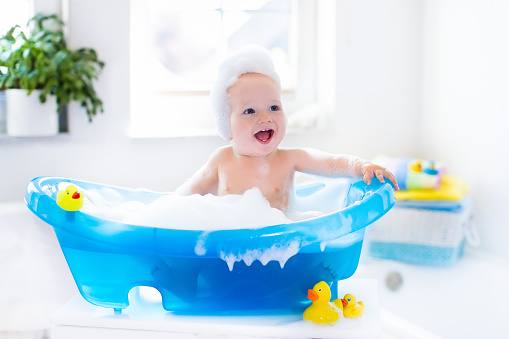 ¿Cómo elegir el tamaño adecuado de una bañera para bebé con patas?