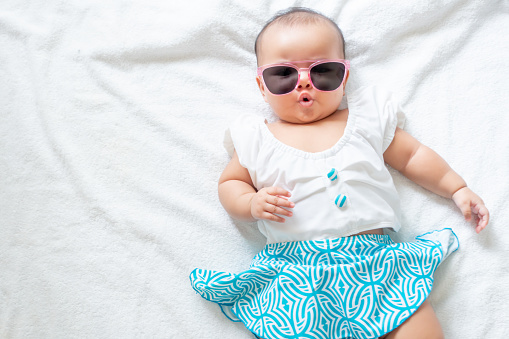Gafas de sol para bebé: ¿cómo se mantienen en su lugar?